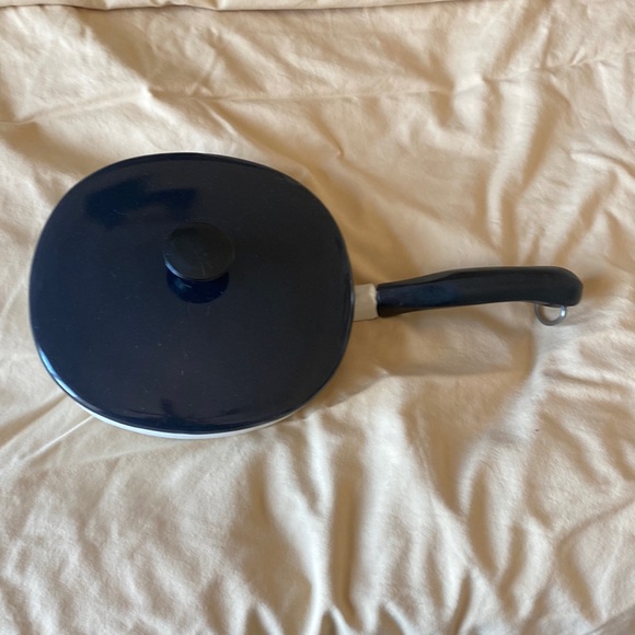 Vintage pan with navy lid. - Picture 1 of 7
